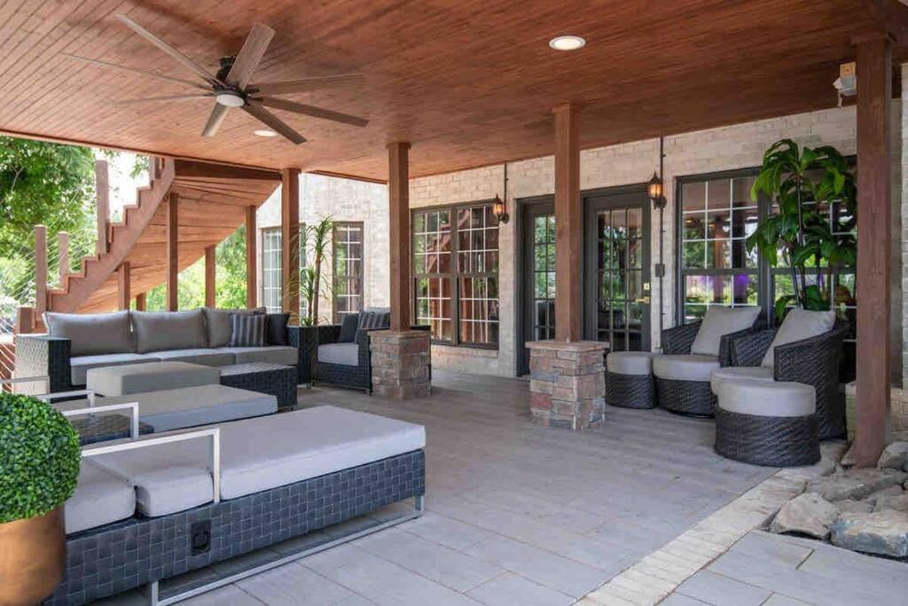 Luxury@lake Mansion Pool/hot Tub For Discerning Tastes Holiday home Nashville