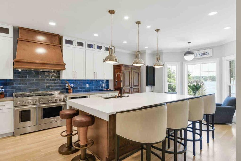 Holiday home Luxury@lake Mansion Pool/hot Tub For Discerning Tastes Nashville