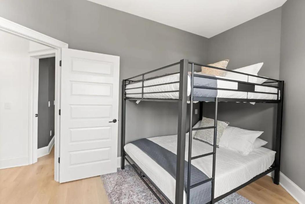 Comfy New 5 Bed 2 Bedroom Close To Downtown Apartment