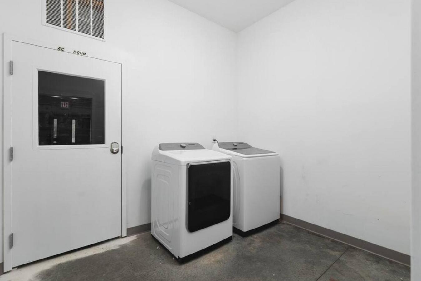 Apartment Modern Comfort 8 Beds, 4 Bedroom Walk To Restaurants, Bars, Coffee *