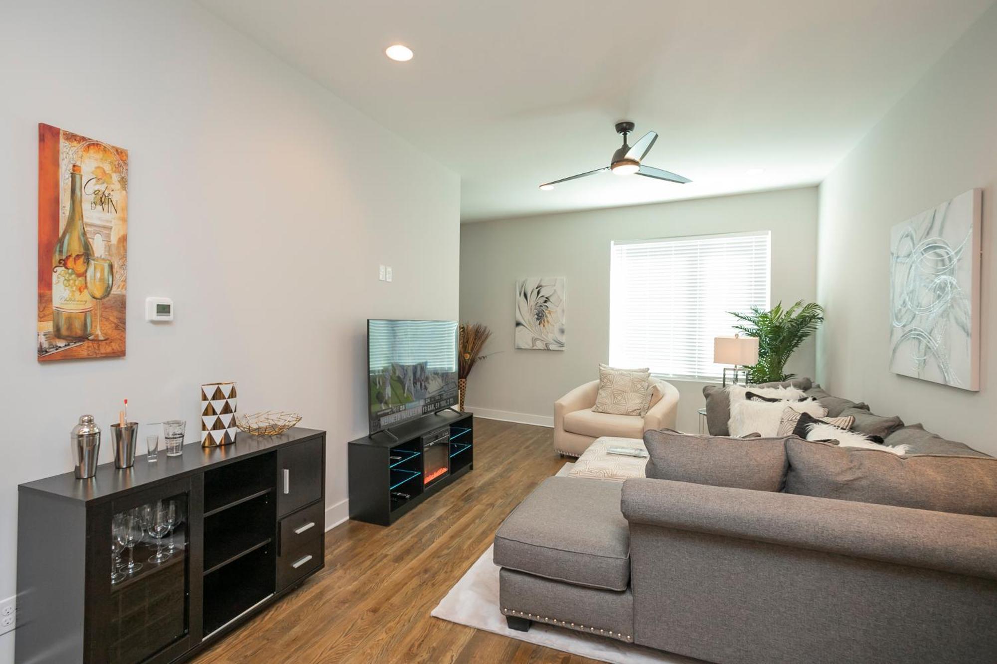 Luxury Townhome Skyline Views Mins To Dt Nashville