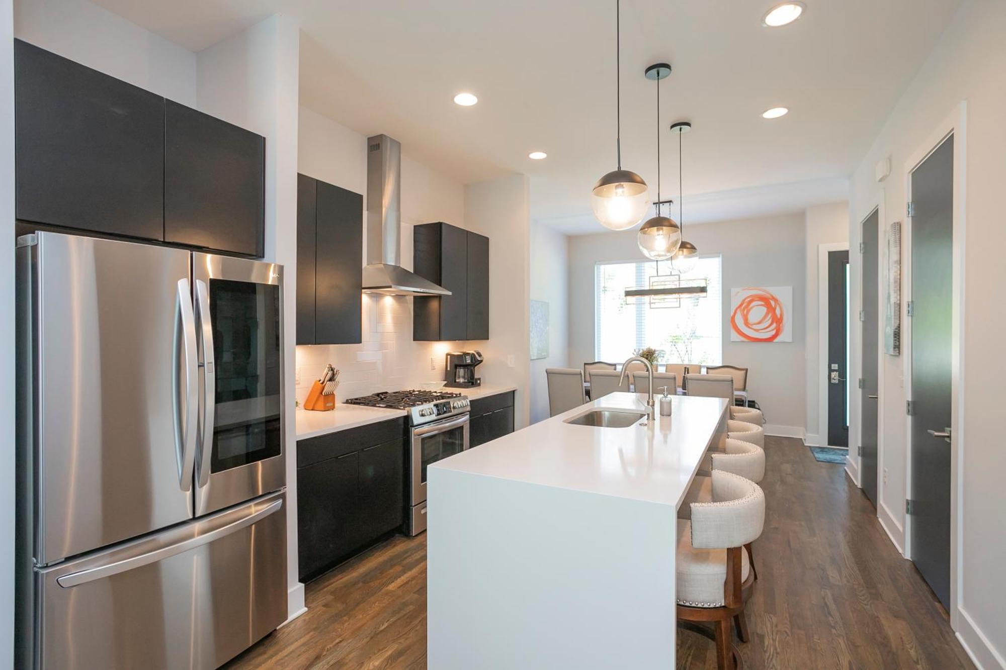 Luxury Townhome Skyline Views Mins To Dt Holiday home