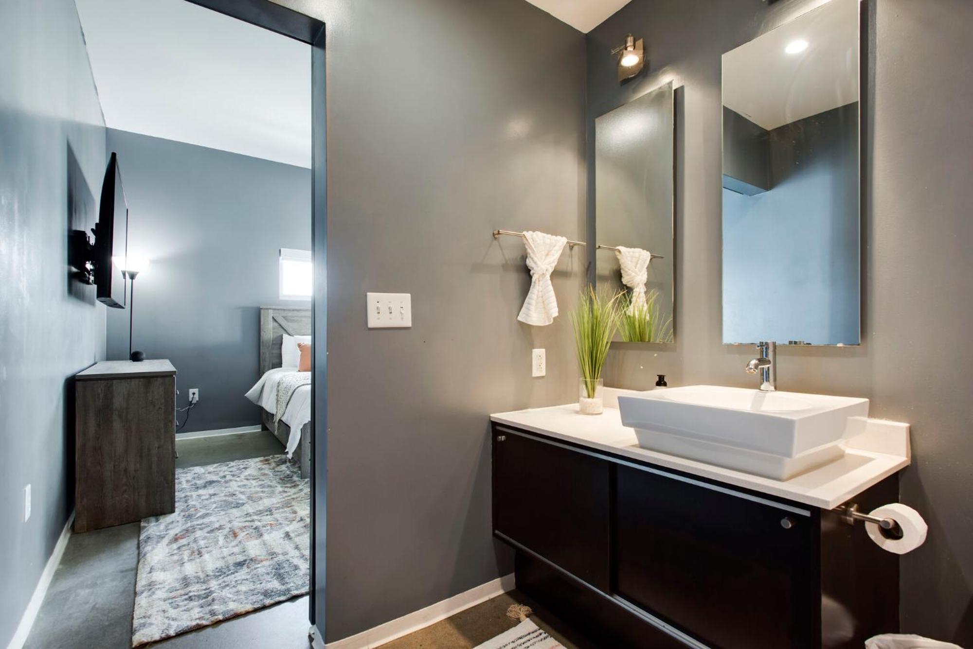 Sleek And Spacious In East! *
