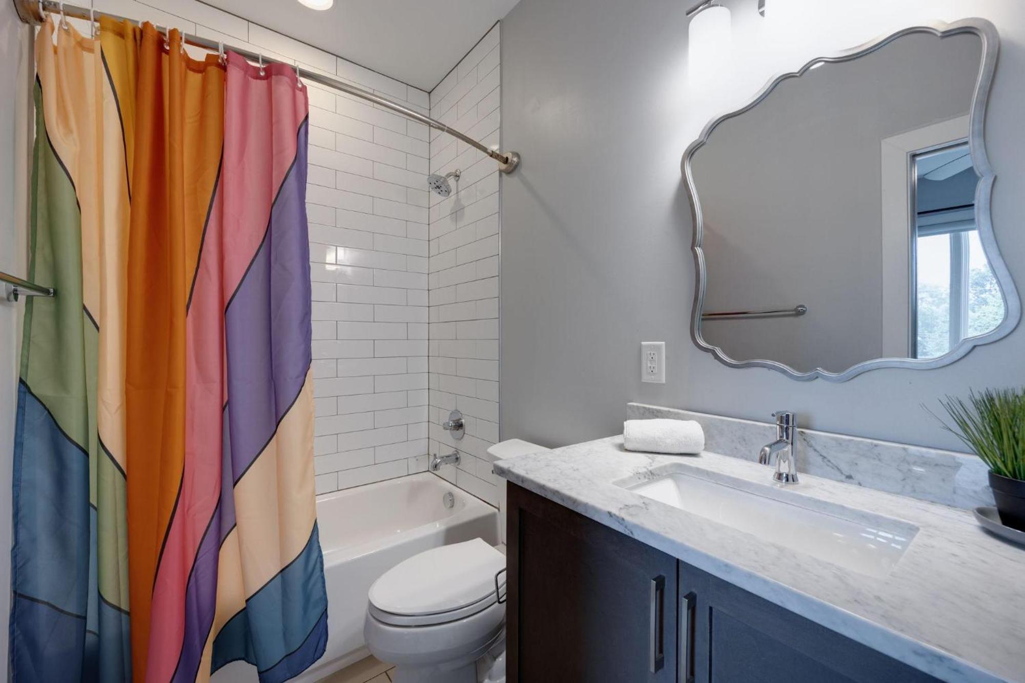 Vivid Vocals - 4 Mins To Broadway - Rooftop Patio Holiday home
