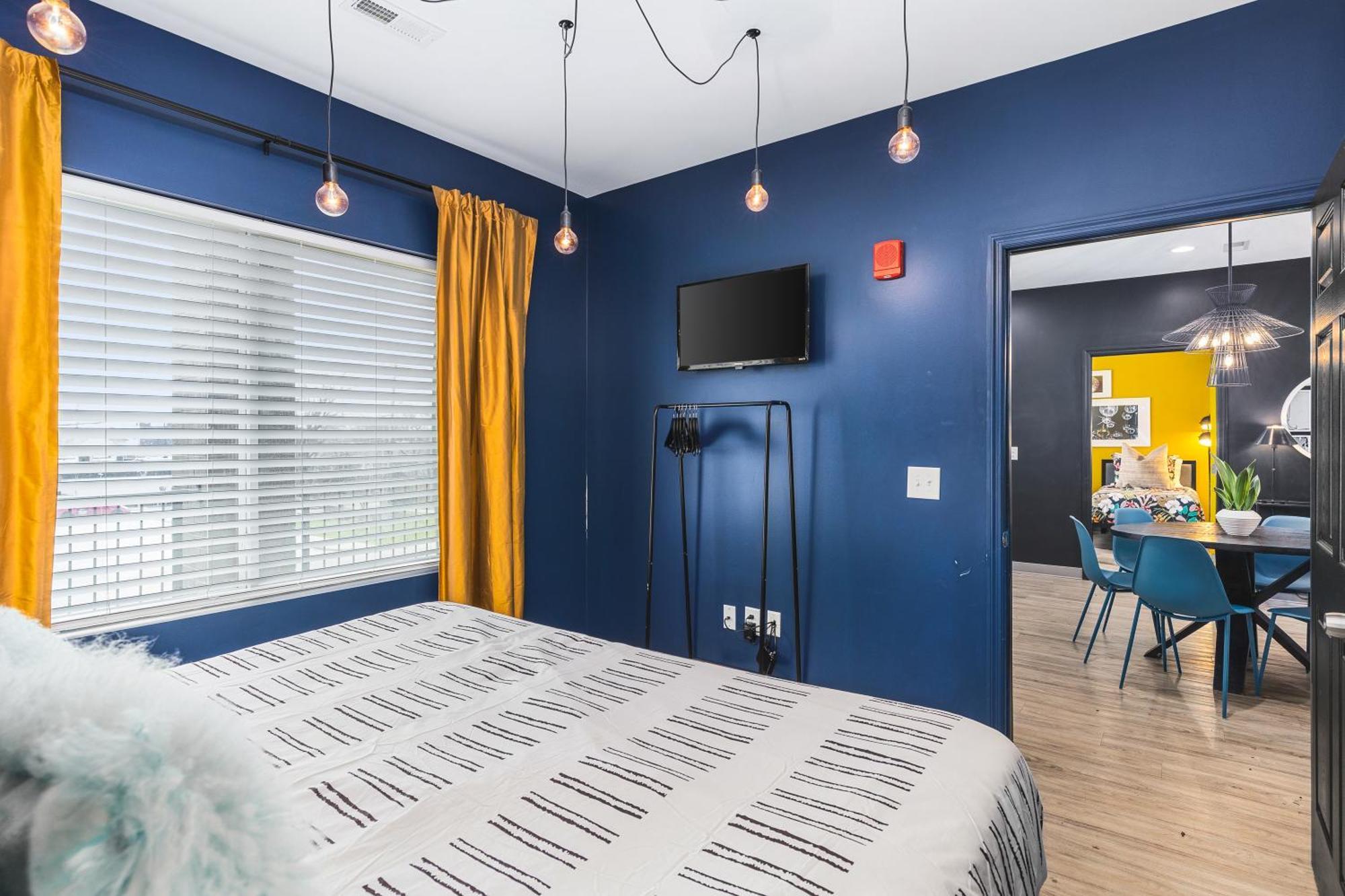 8 Beds 4 Bedroom Walk To Restaurants, Bars And Coffee Apartment *