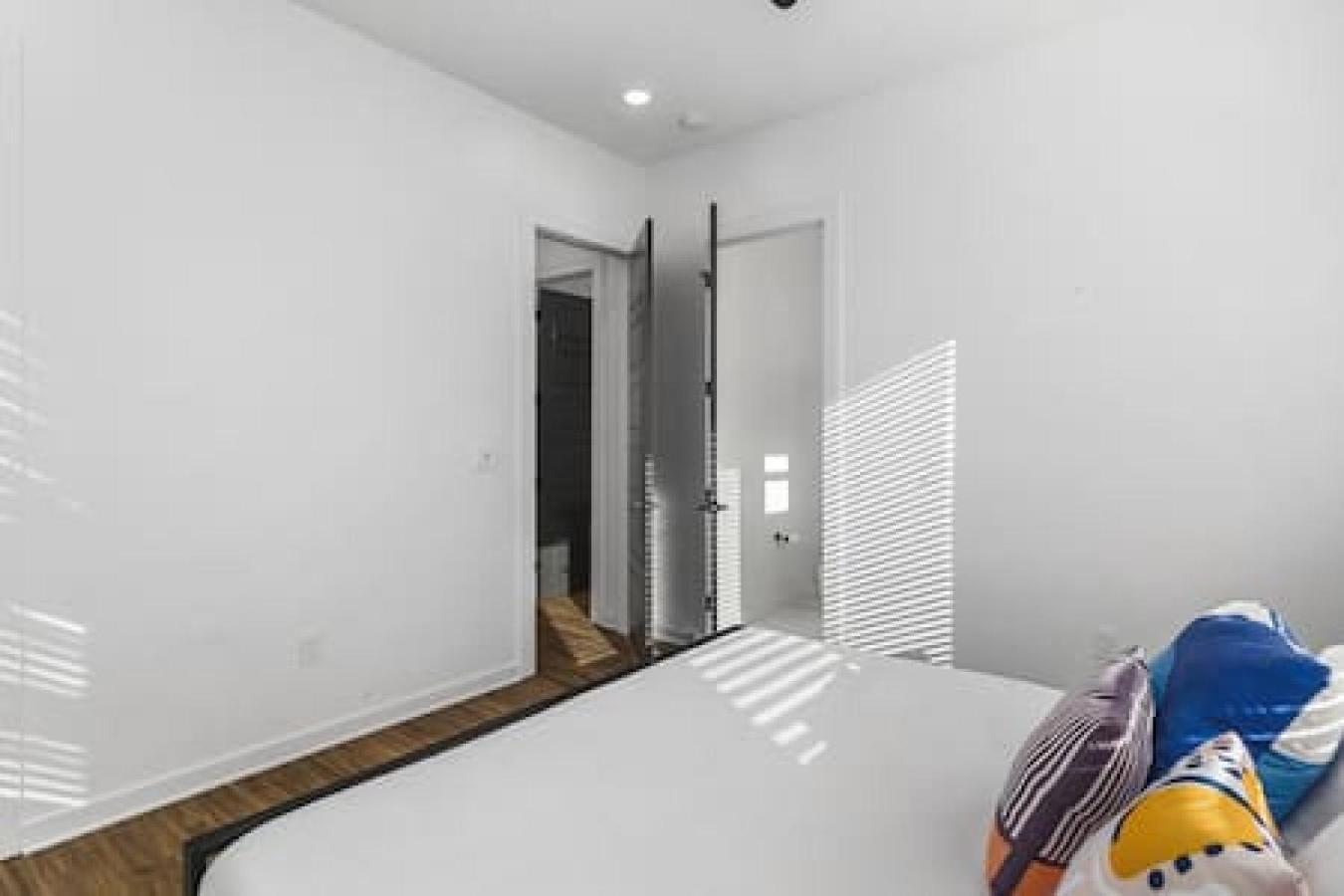 Modern With Large Patio Rooftop Deck And Garage Holiday home Nashville