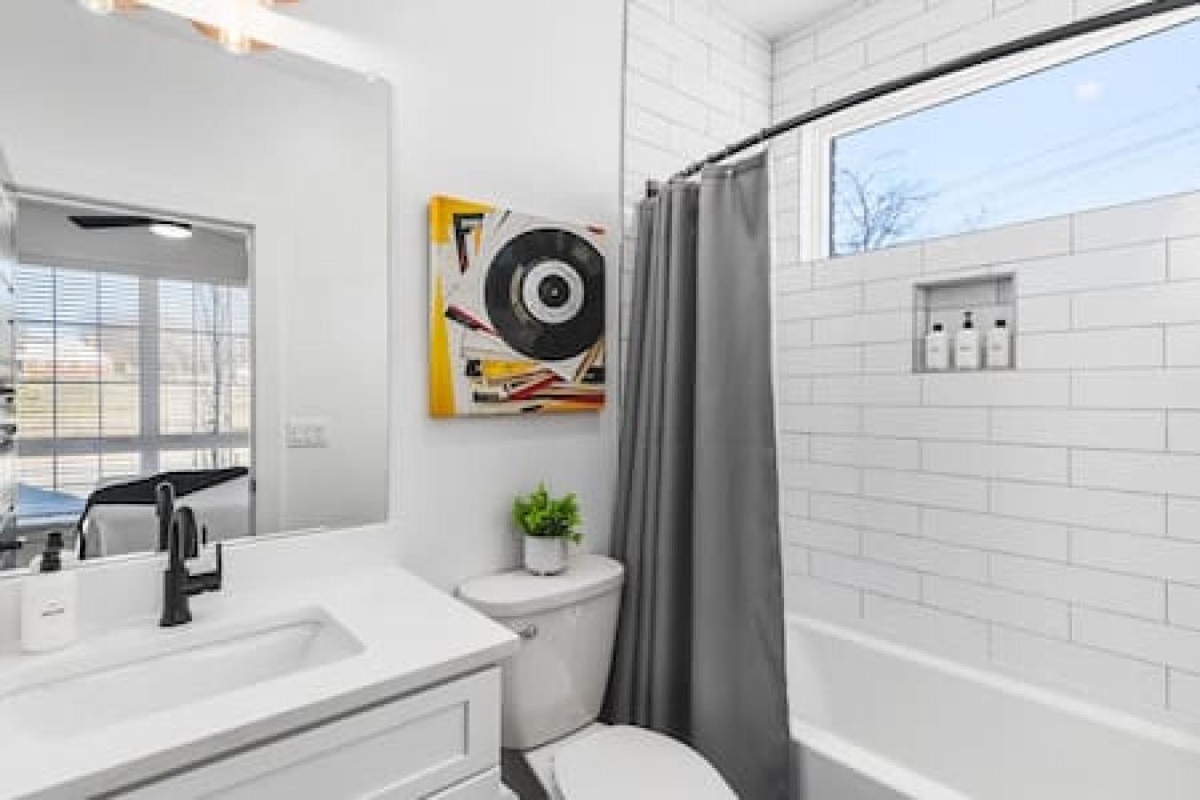 Modern With Large Patio Rooftop Deck And Garage Holiday home *