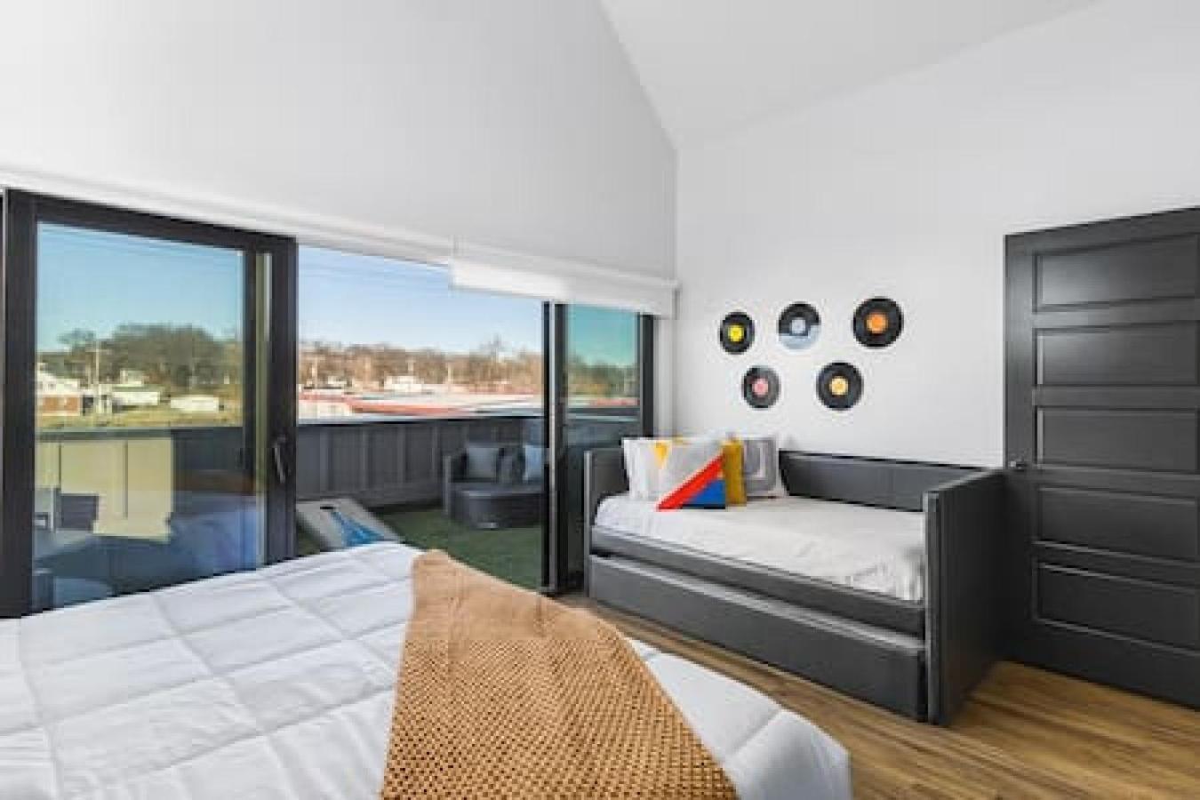 Modern With Large Patio Rooftop Deck And Garage Holiday home