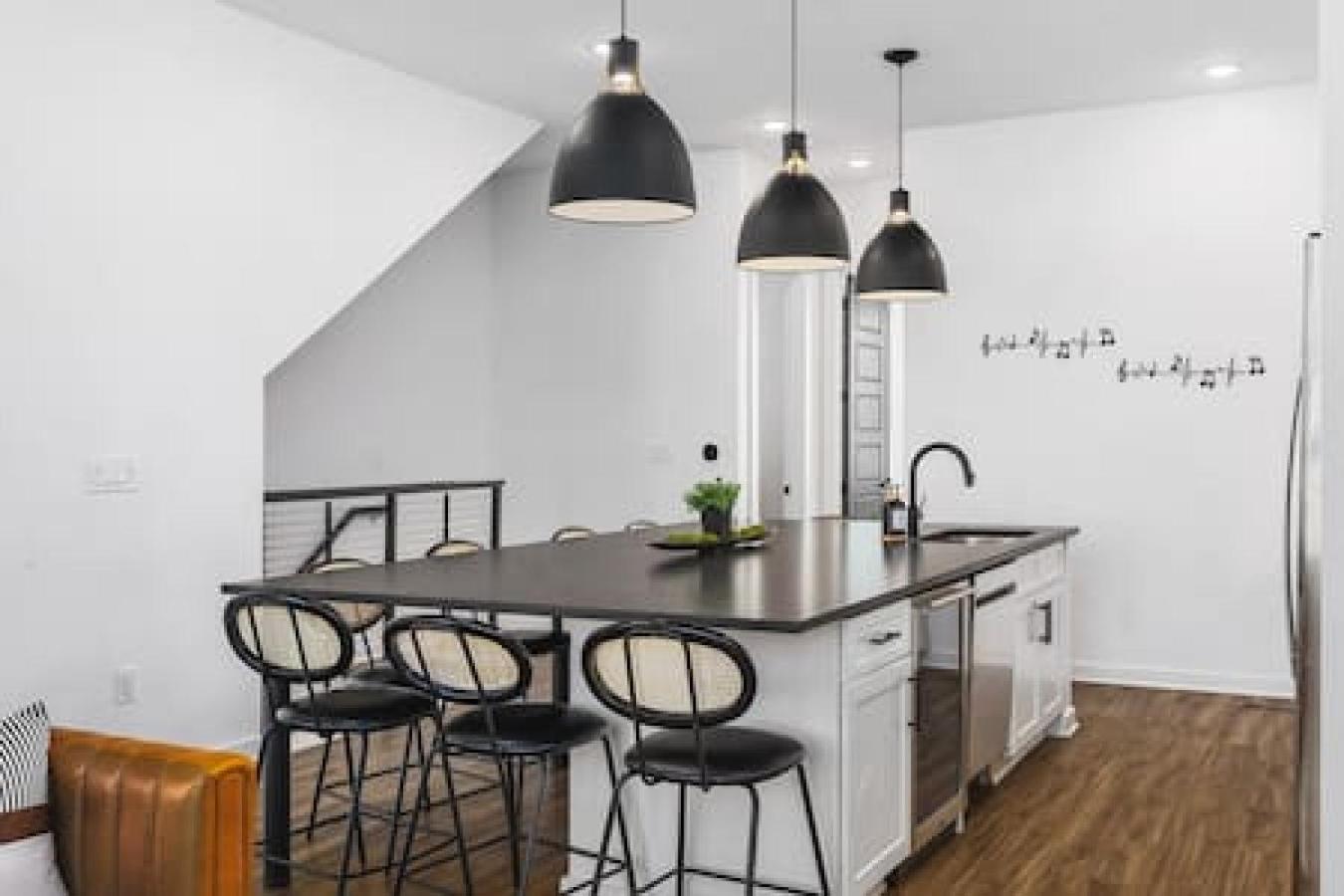 Holiday home Modern With Large Patio Rooftop Deck And Garage *