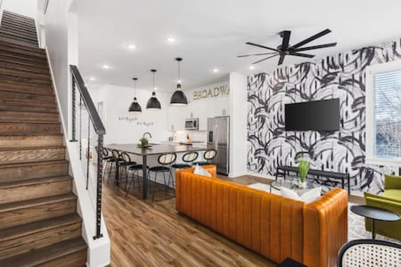 Modern With Large Patio Rooftop Deck And Garage Holiday home