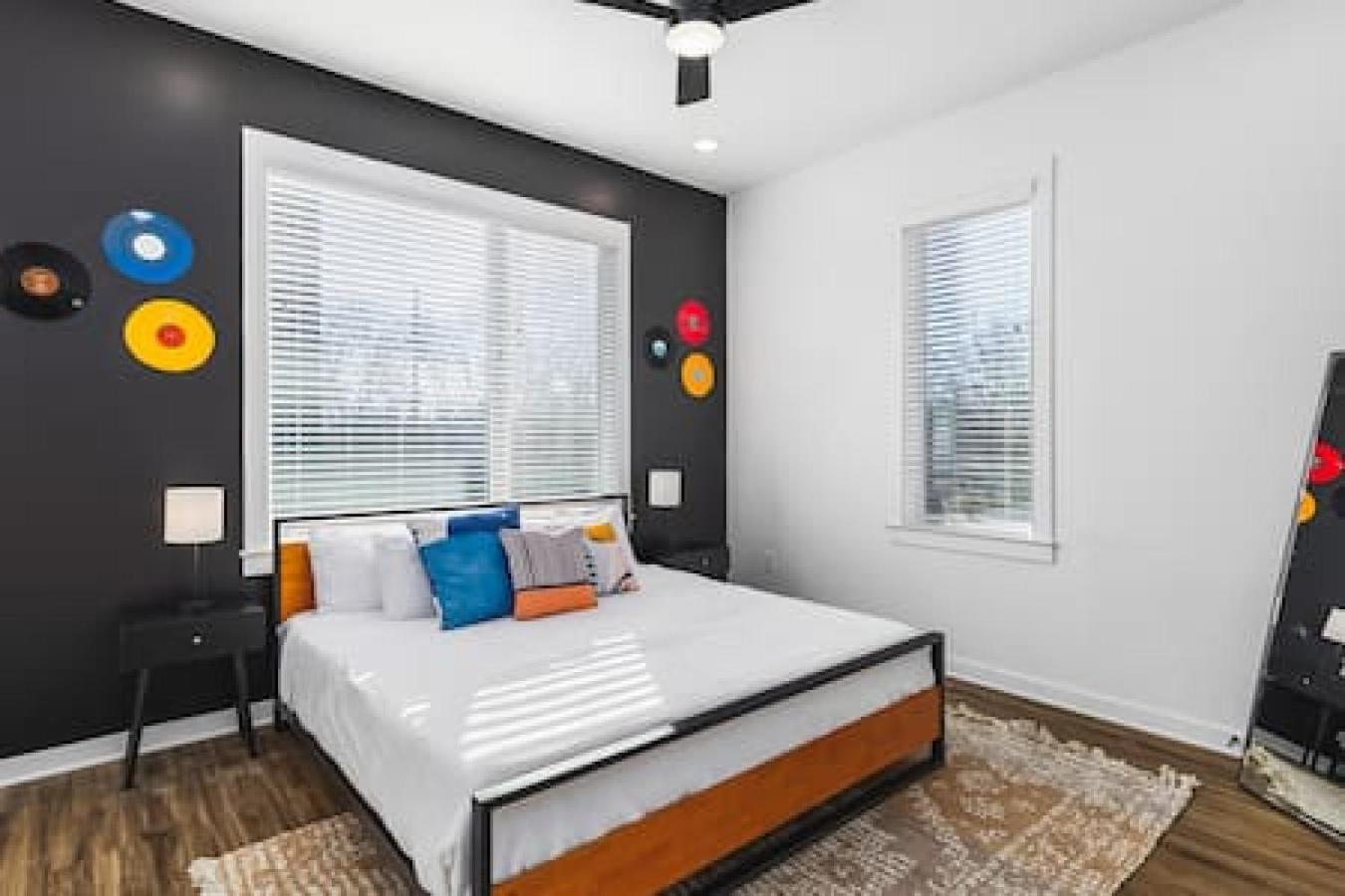 Modern With Large Patio Rooftop Deck And Garage Holiday home *