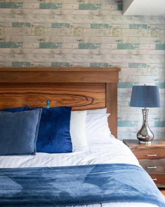 Walk To Broadway Charming Modern Historic Townhome Holiday home *