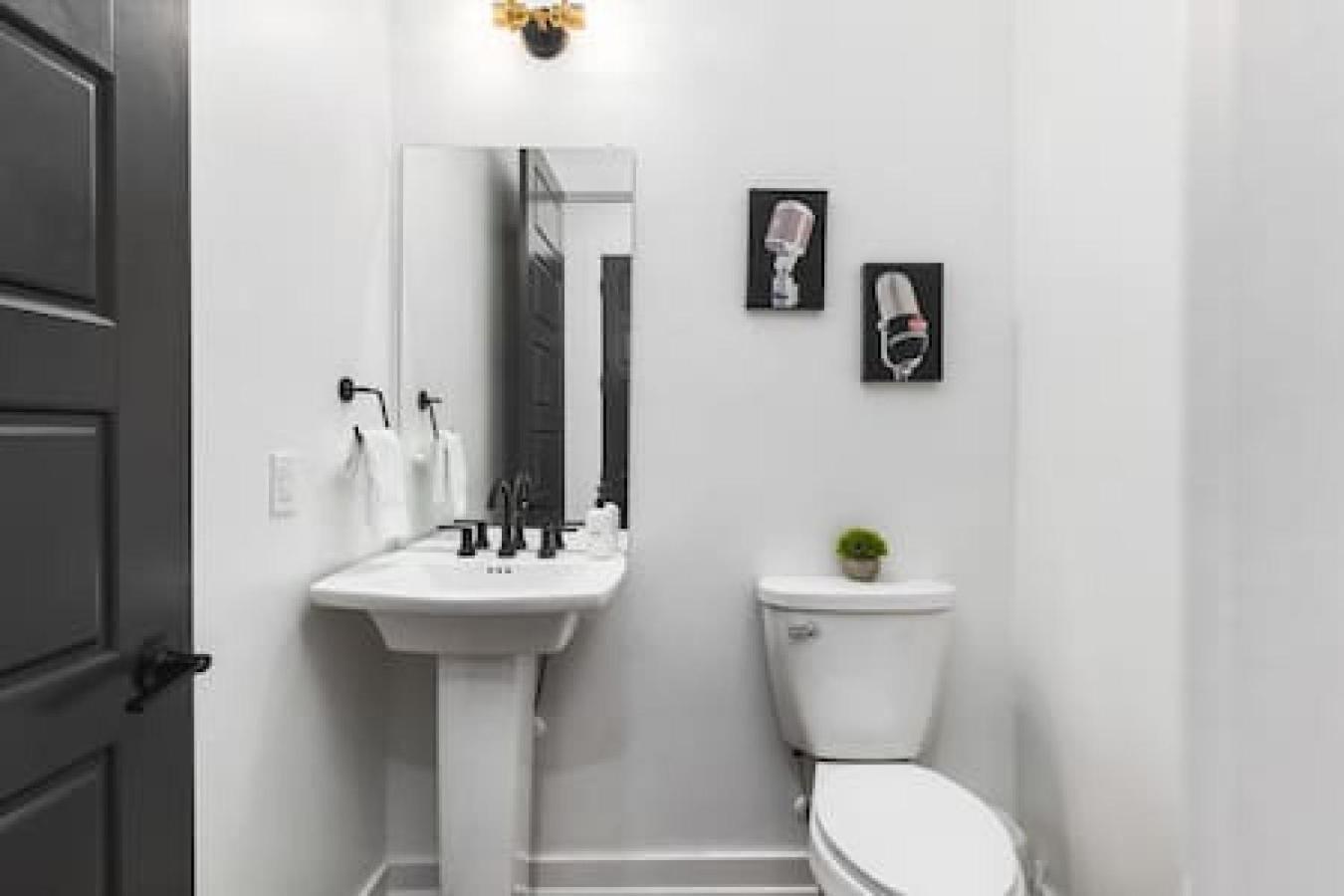 Gorgeous East House With 9 Beds, Garage, Rooftop Patio *