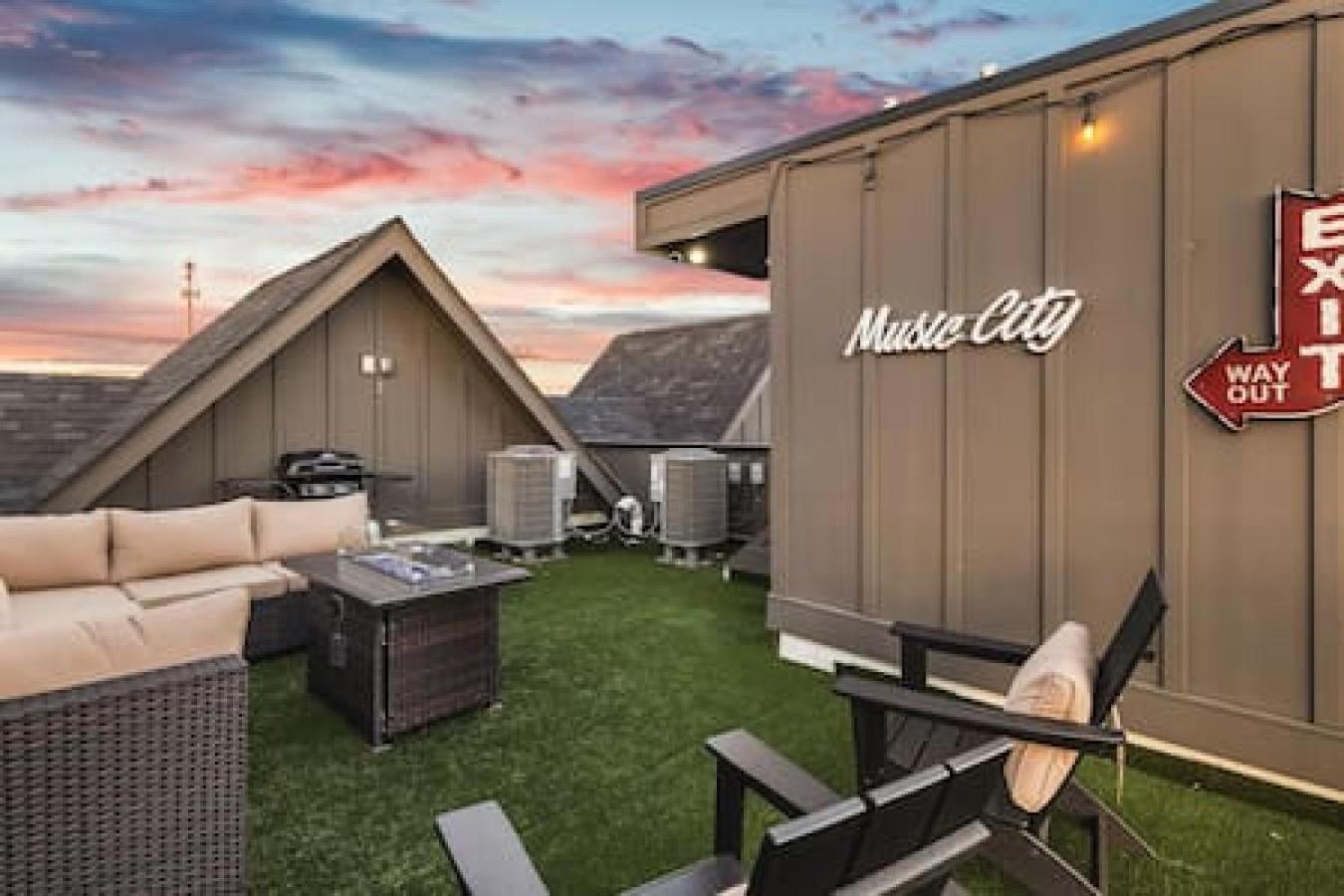 Gorgeous East House With 9 Beds, Garage, Rooftop Patio *