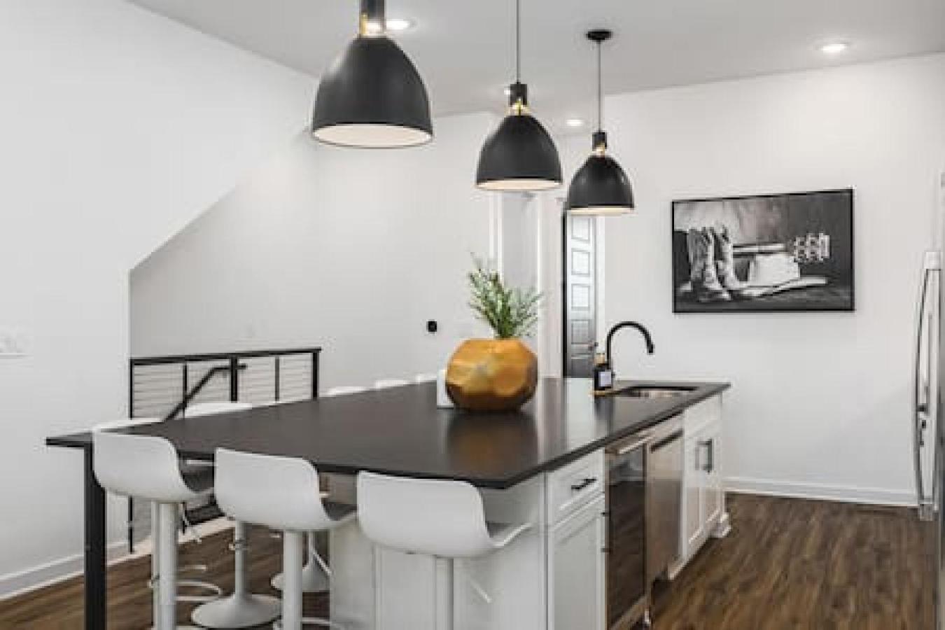Gorgeous East House With 9 Beds, Garage, Rooftop Patio