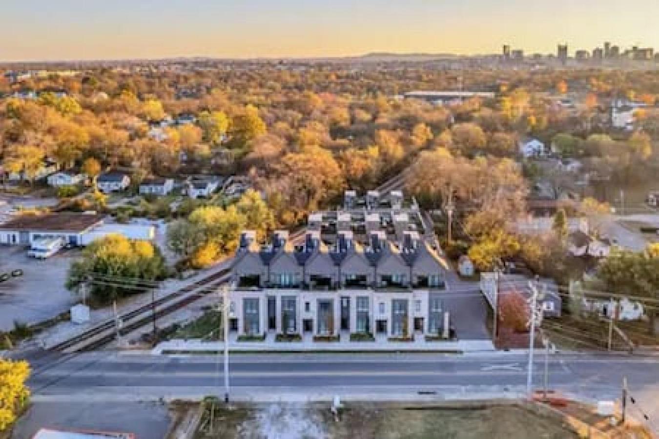 Gorgeous East House With 9 Beds, Garage, Rooftop Patio Holiday home Nashville