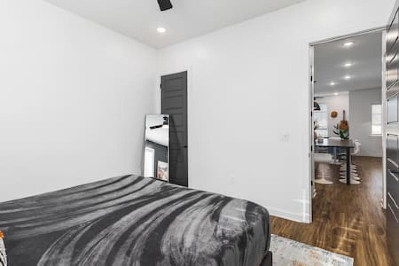 Gorgeous East House With 9 Beds, Garage, Rooftop Patio *