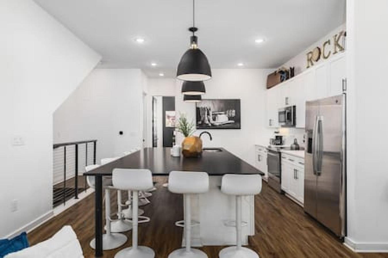 Gorgeous East House With 9 Beds, Garage, Rooftop Patio Holiday home Nashville