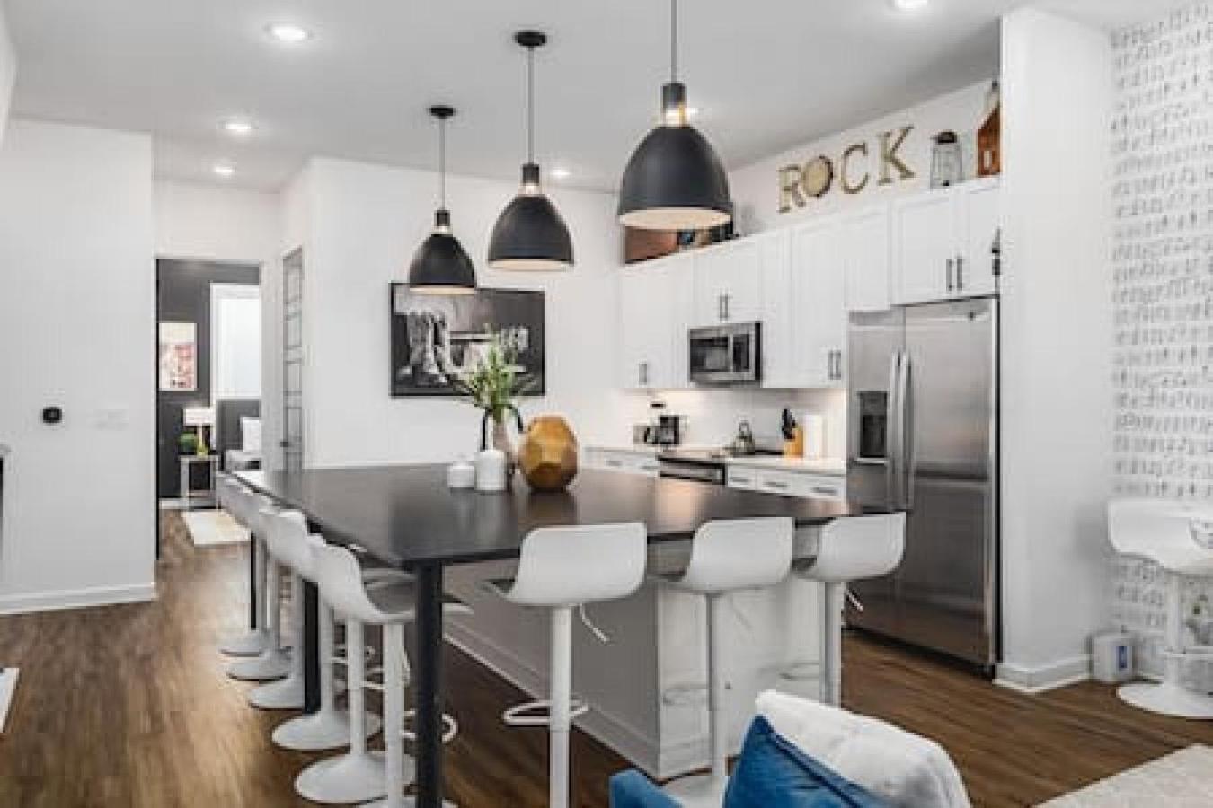 Gorgeous East House With 9 Beds, Garage, Rooftop Patio Nashville