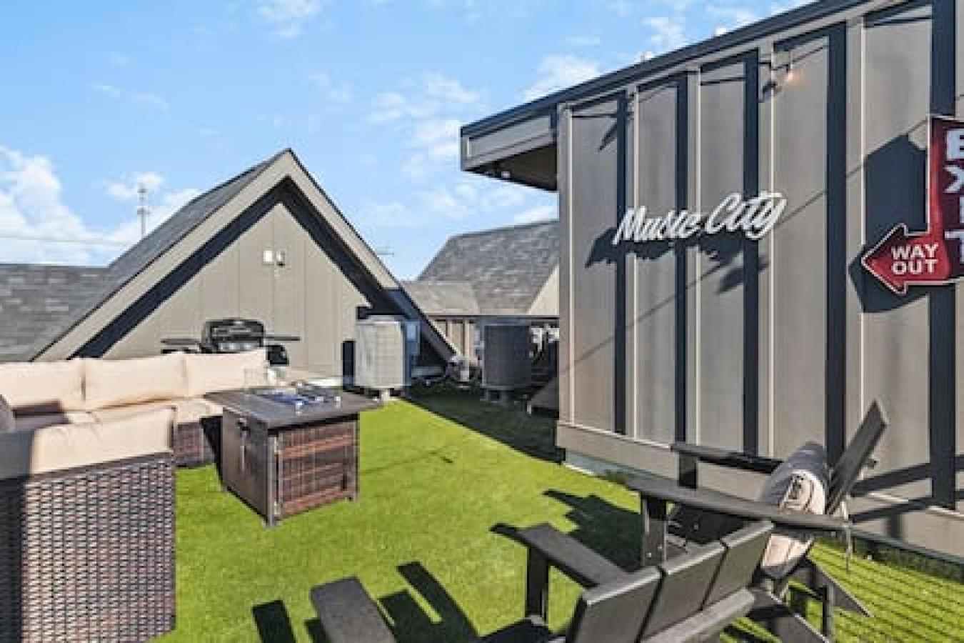 Gorgeous East House With 9 Beds, Garage, Rooftop Patio Holiday home