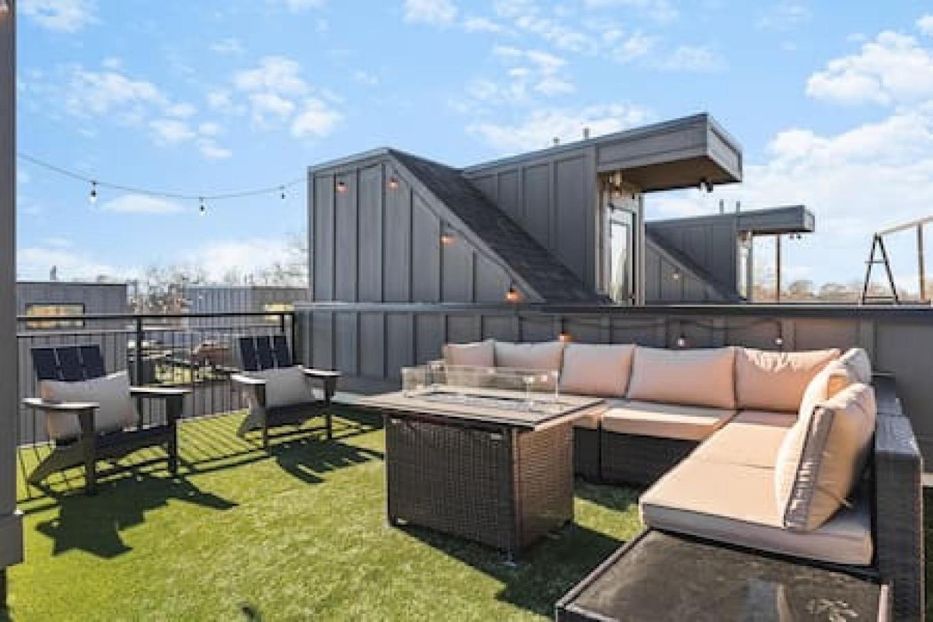 Gorgeous East House With 9 Beds, Garage, Rooftop Patio