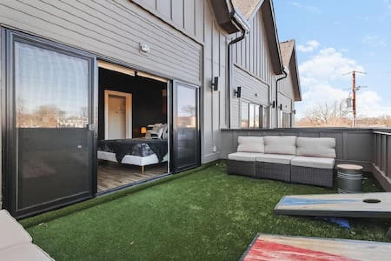 Gorgeous East House With 9 Beds, Garage, Rooftop Patio Holiday home *