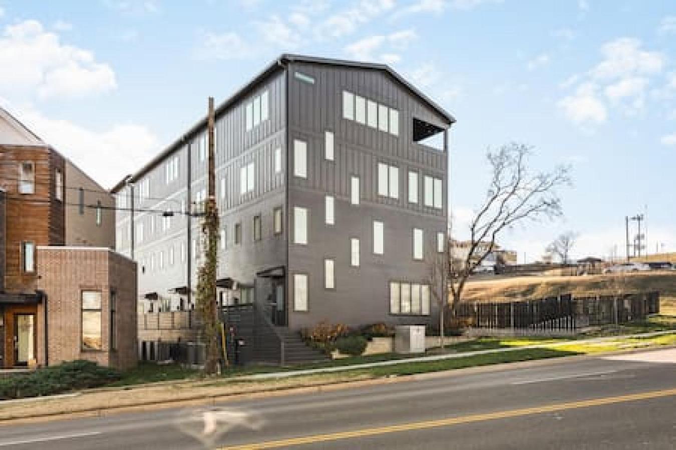 Upscale With Patio Walk To 12 South And Belmont Holiday home *