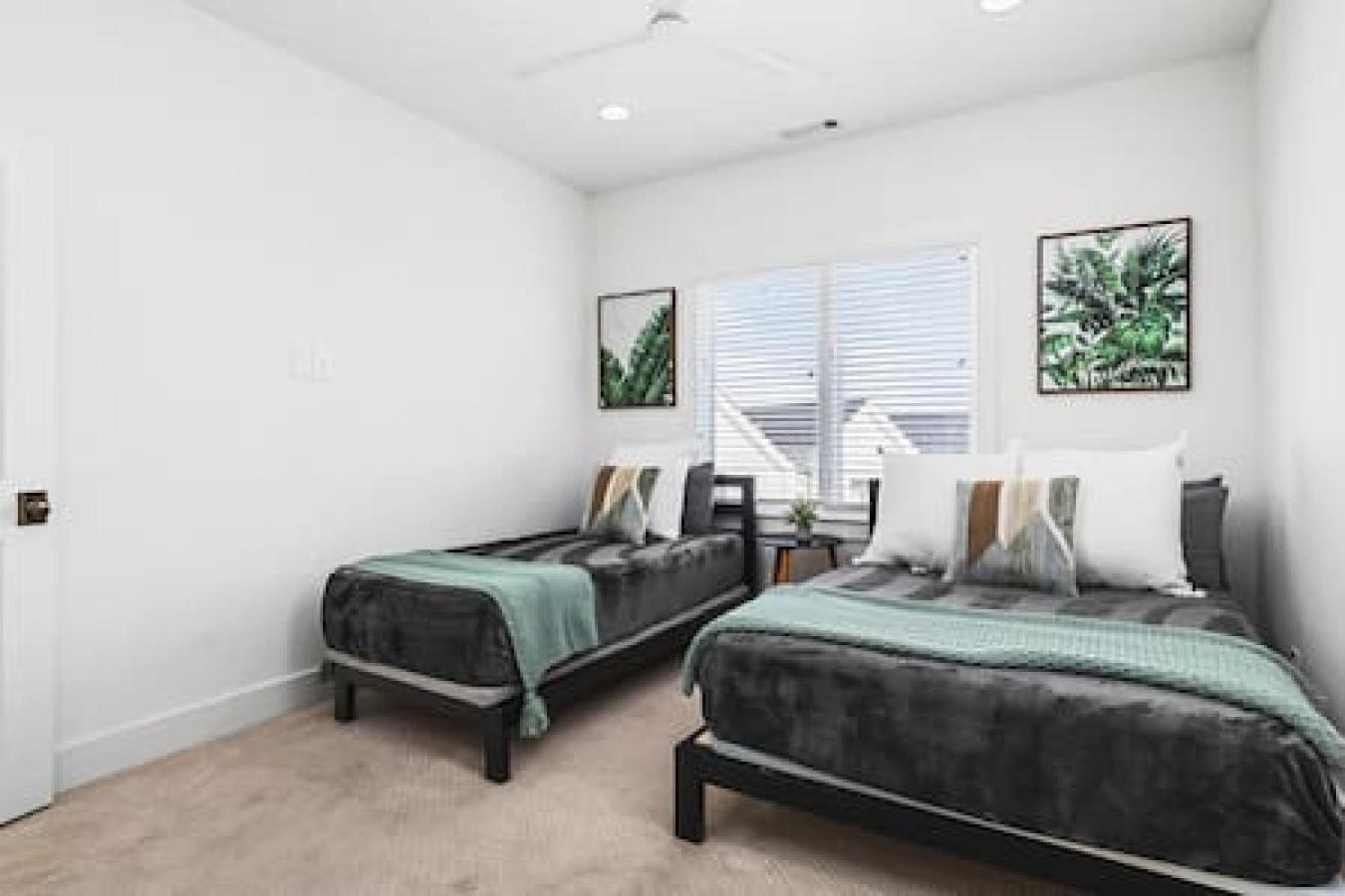 Upscale With Patio Walk To 12 South And Belmont *