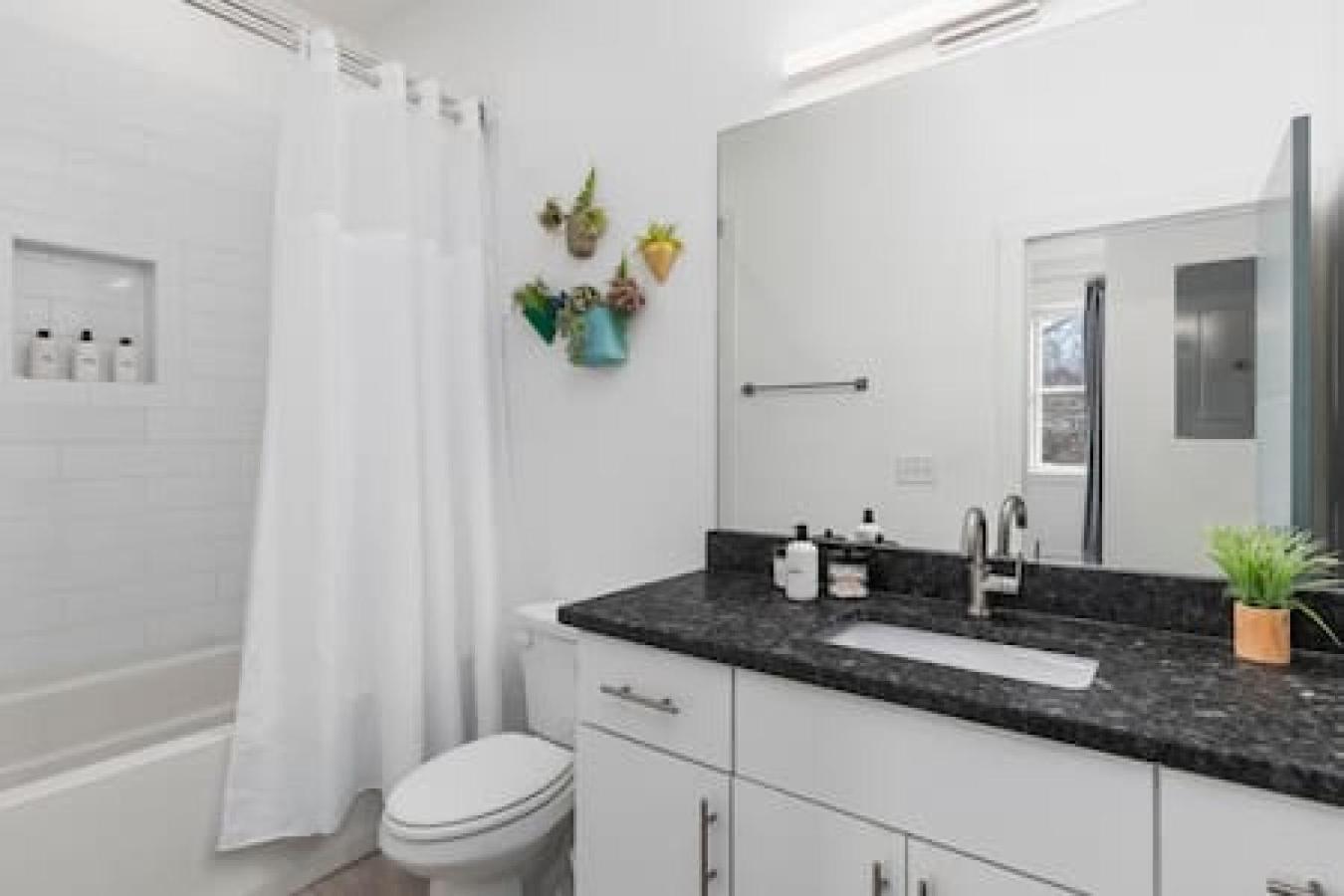 In The Heart Of 12 South And Belmont 5 Beds 3 Bedrooms And 3 Full Bathrooms * Nashville