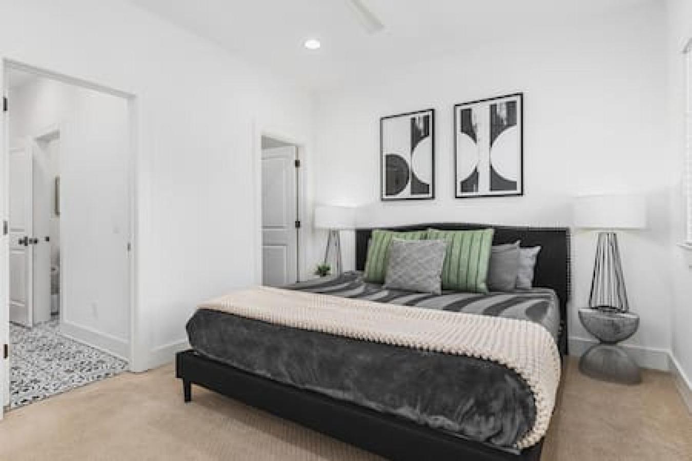 Upscale With Patio Walk To 12 South And Belmont Holiday home