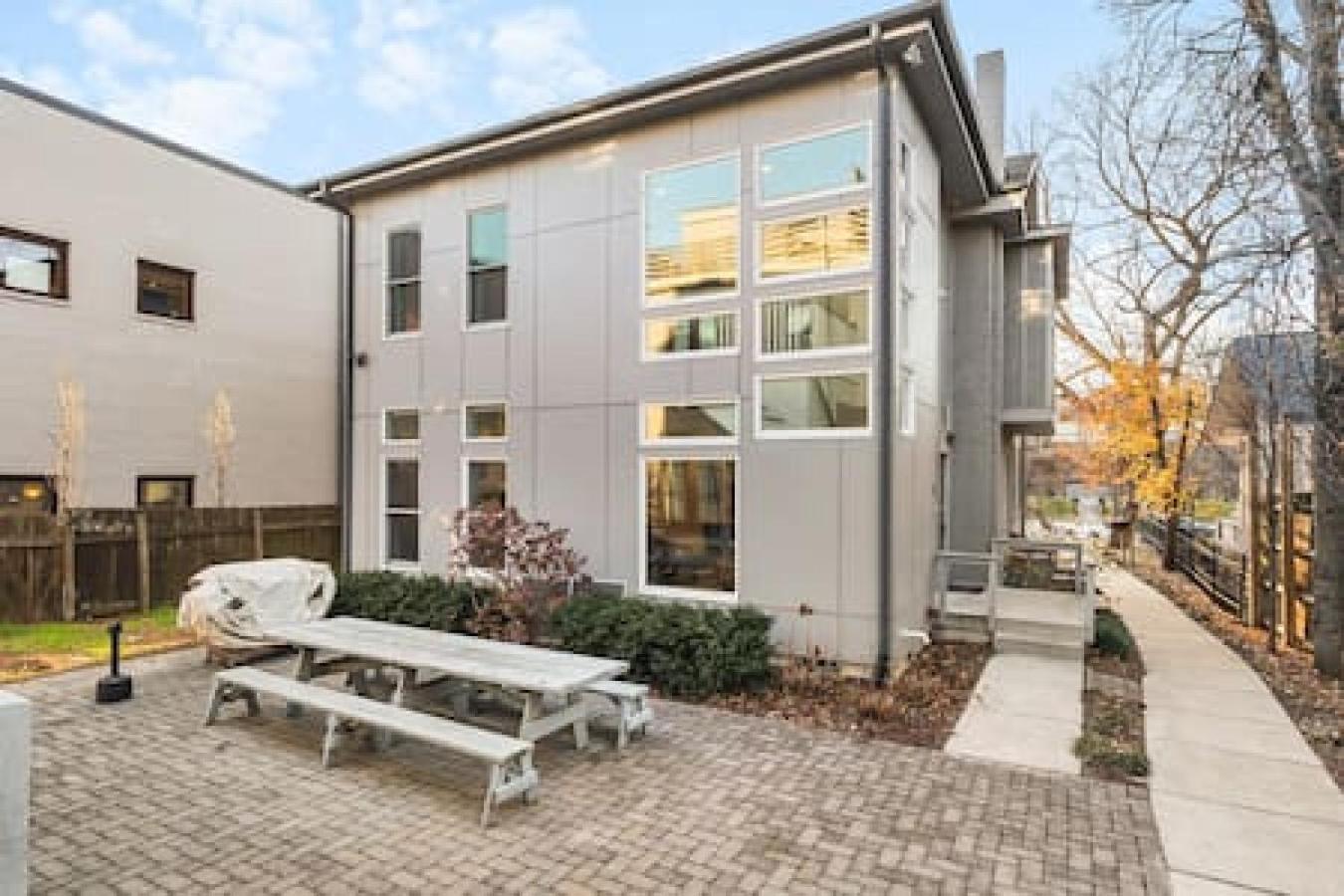 Holiday home In The Heart Of 12 South And Belmont 5 Beds 3 Bedrooms And 3 Full Bathrooms *