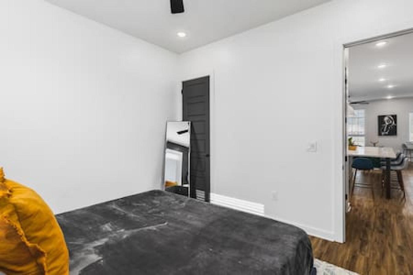Spacious With Large Patio Rooftop Deck And Garage Holiday home Nashville