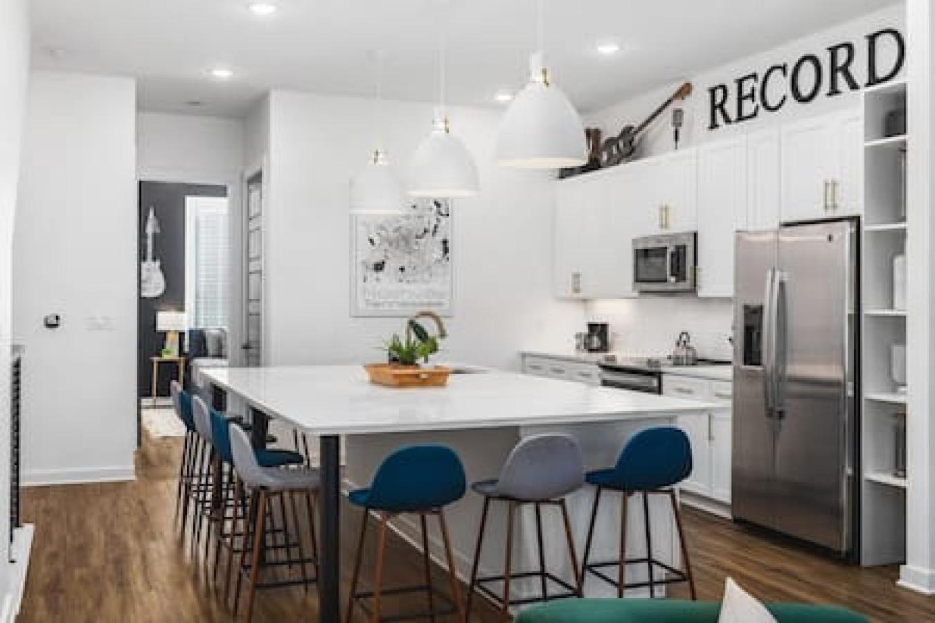 Spacious With Large Patio Rooftop Deck And Garage *