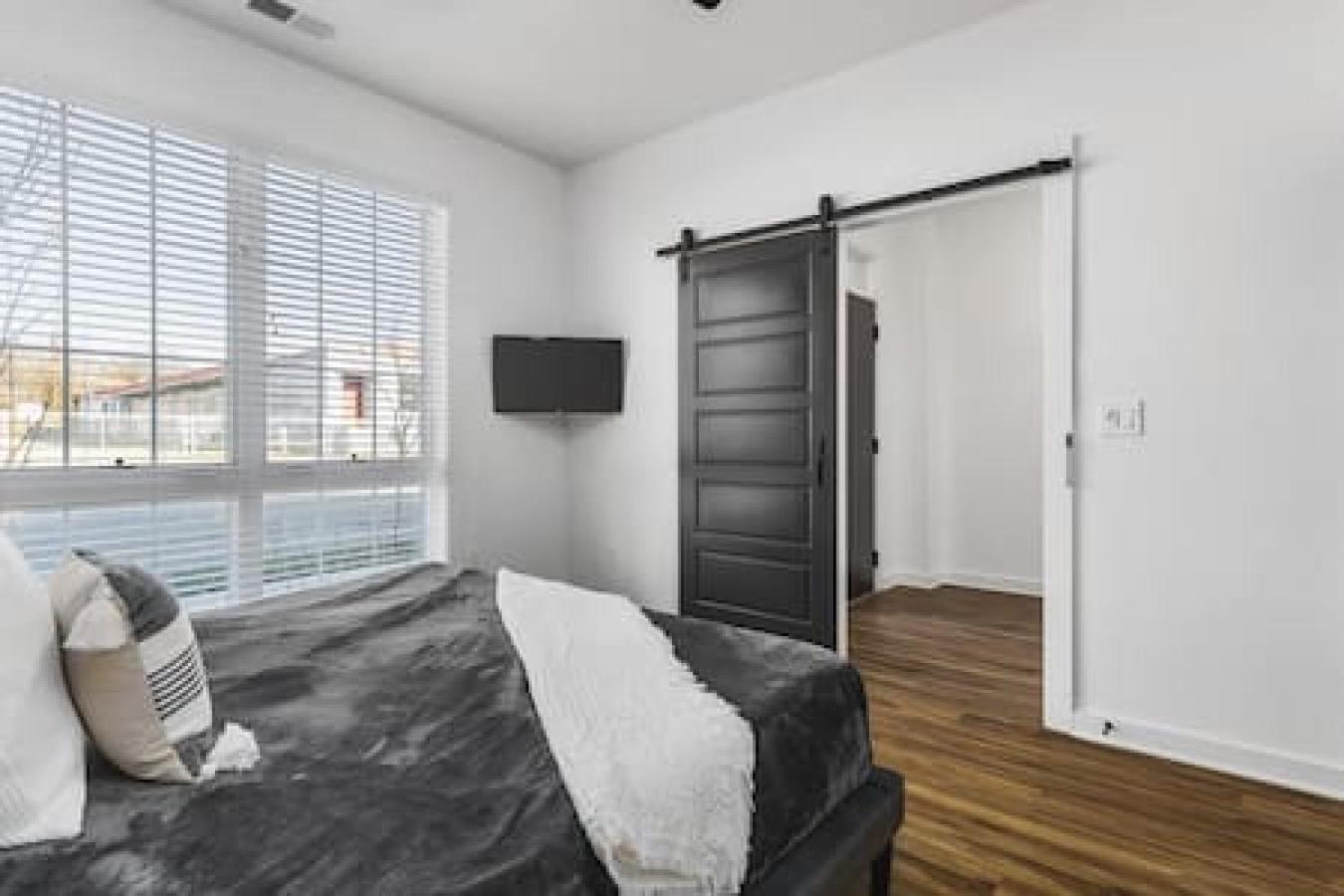 Spacious With Large Patio Rooftop Deck And Garage *
