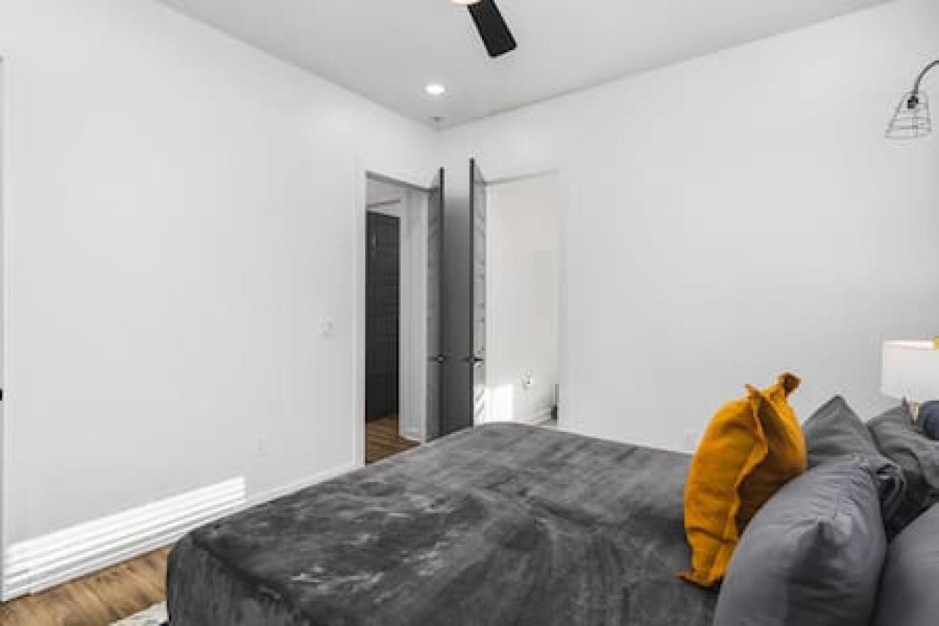 Holiday home Spacious With Large Patio Rooftop Deck And Garage