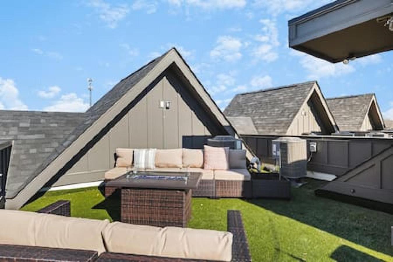 Spacious With Large Patio Rooftop Deck And Garage