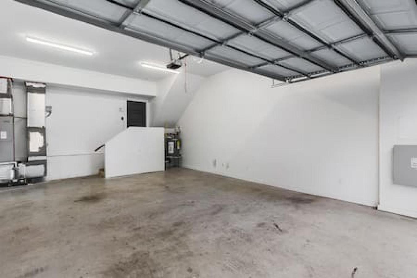 Spacious With Large Patio Rooftop Deck And Garage Holiday home
