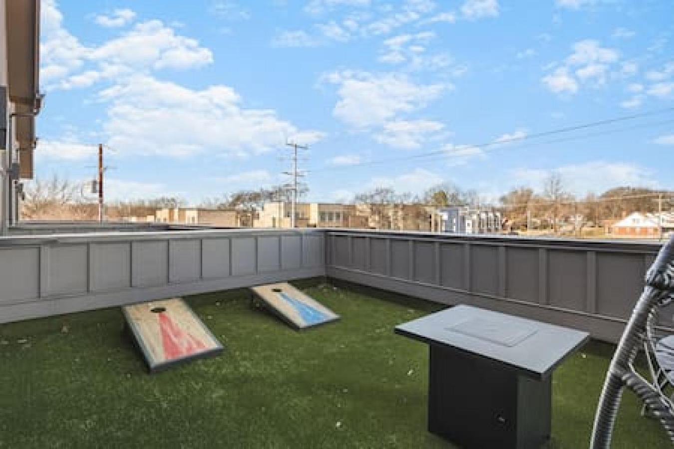 Spacious With Large Patio Rooftop Deck And Garage