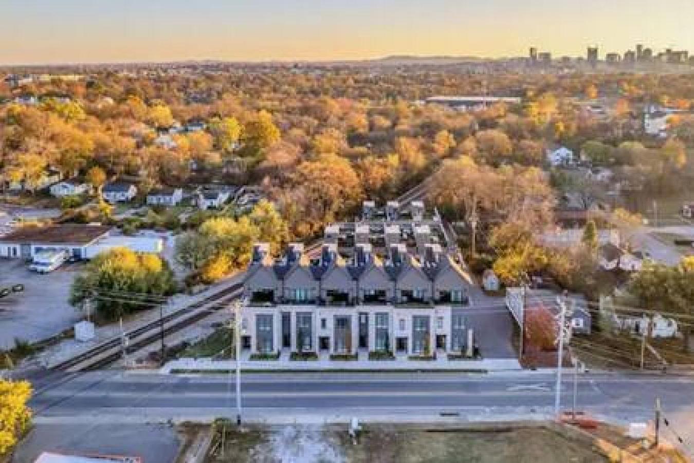 Spacious With Large Patio Rooftop Deck And Garage * Nashville