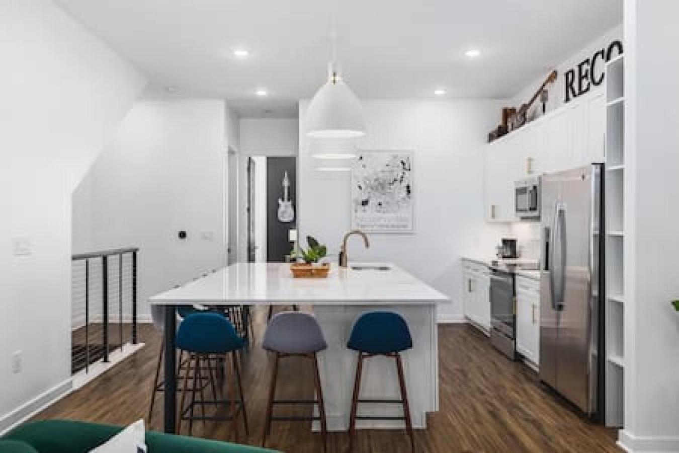 Spacious With Large Patio Rooftop Deck And Garage Holiday home