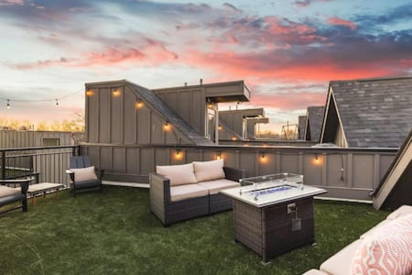 Spacious With Large Patio Rooftop Deck And Garage Holiday home