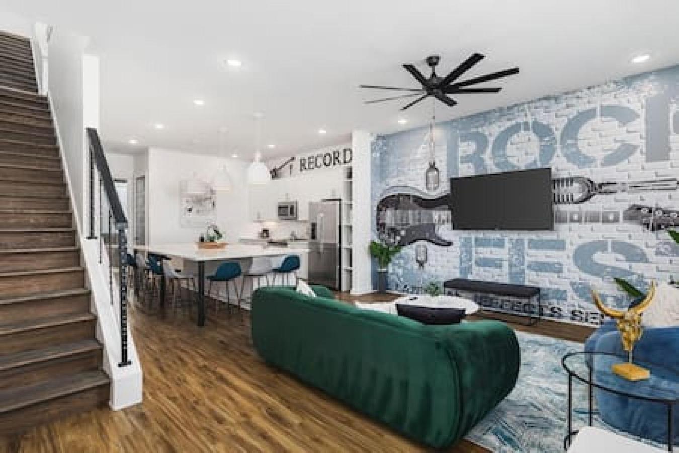 Spacious With Large Patio Rooftop Deck And Garage Holiday home *
