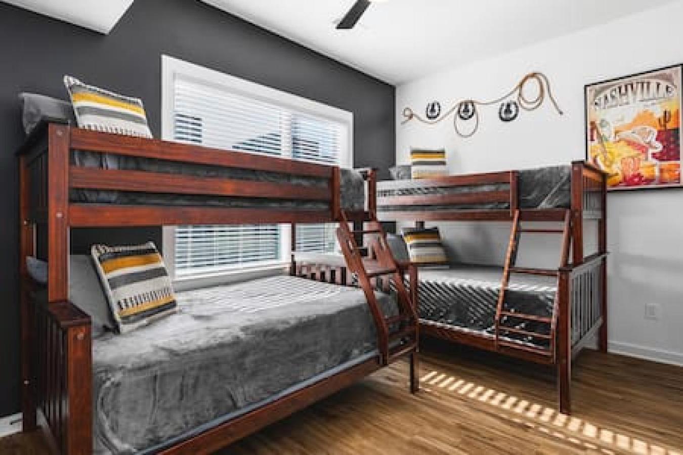 Spacious With Large Patio Rooftop Deck And Garage Holiday home Nashville