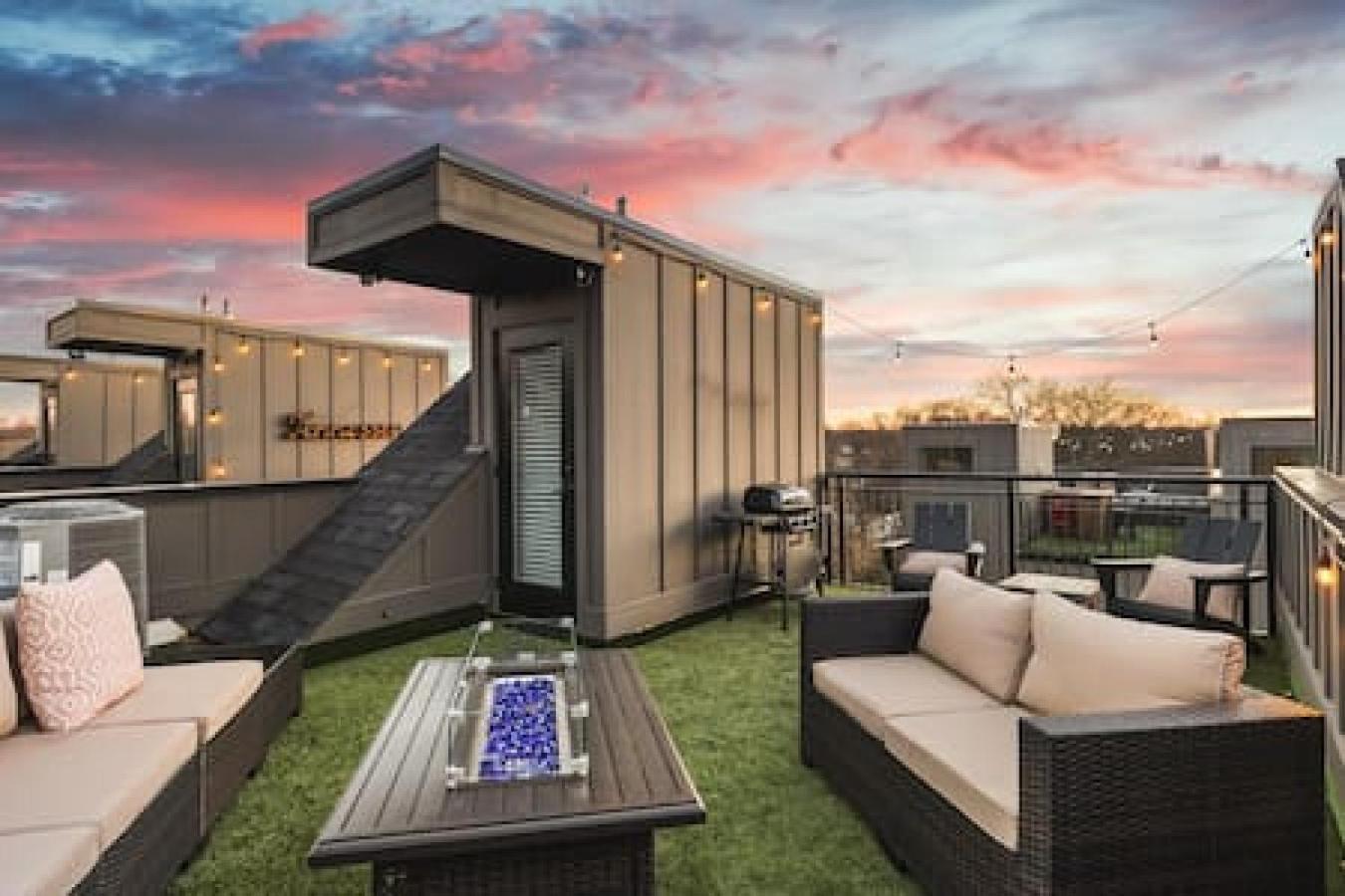 Spacious With Large Patio Rooftop Deck And Garage Holiday home