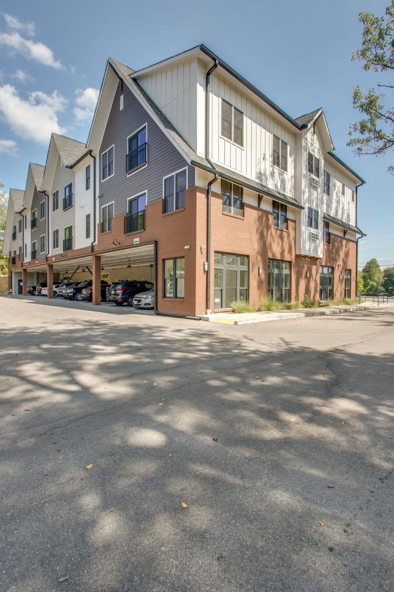 New East Nash - King Bed Short Drive To Dwntwn *