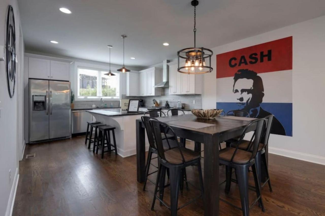 Weho Home, Geodis Park, Private Movie Theater! 10min To Broadway! Sleeps 10! Holiday home