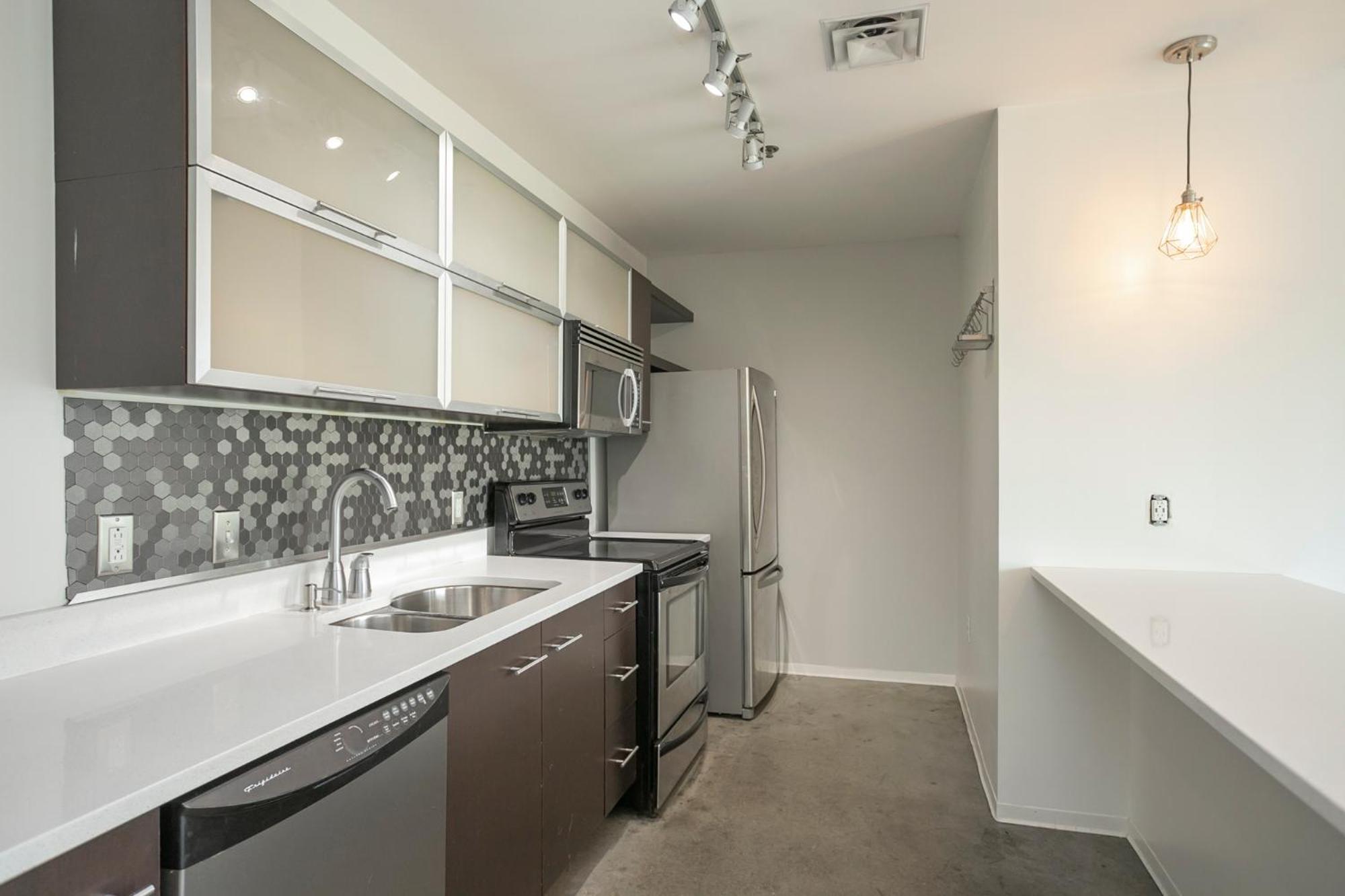 Unfurnished Amazing Layout W Balcony & Storage 30 Day Minimum Holiday home Nashville