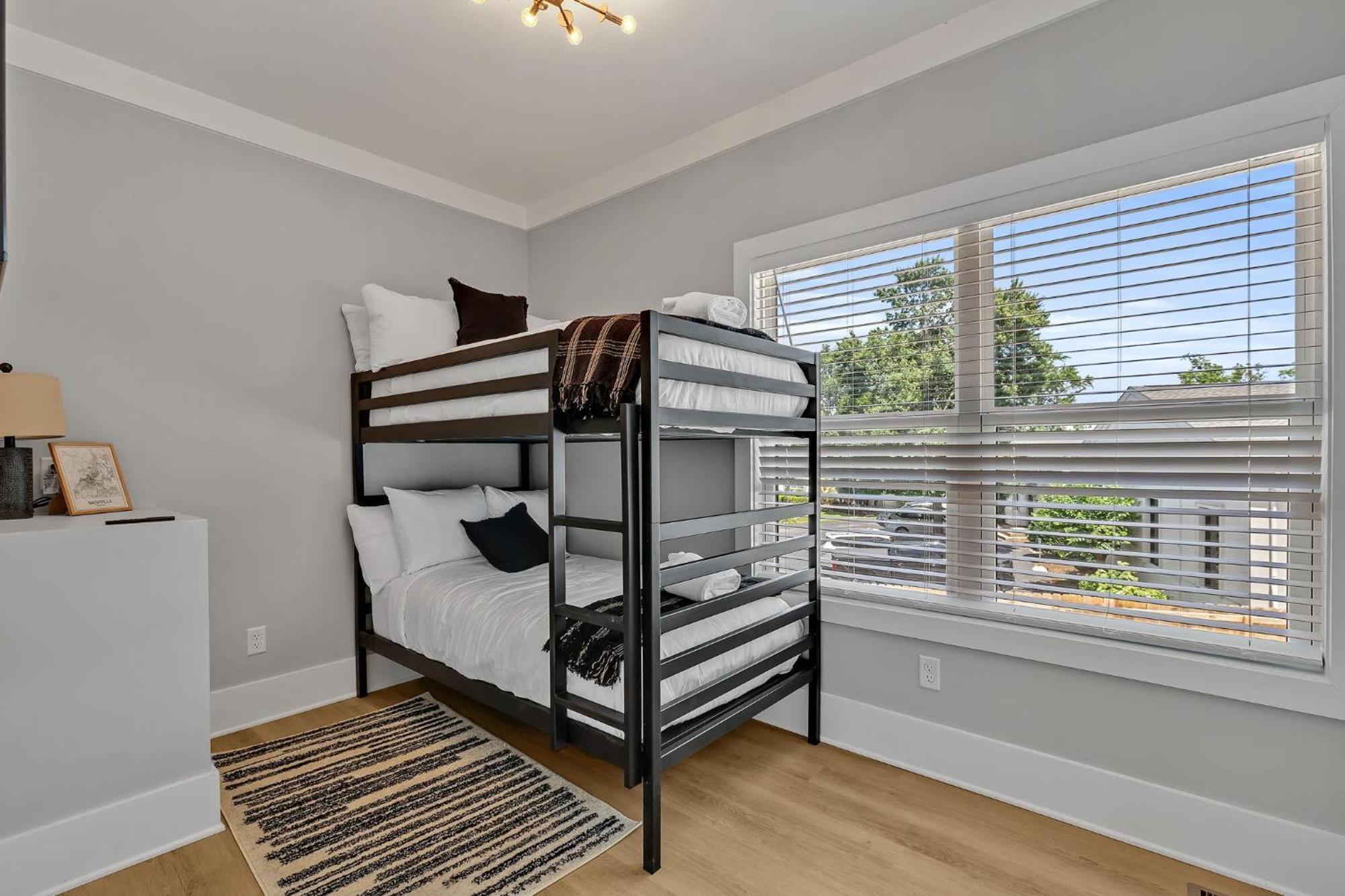 Tenor - Private Rooftop - 8 Mins To Broadway Holiday home *