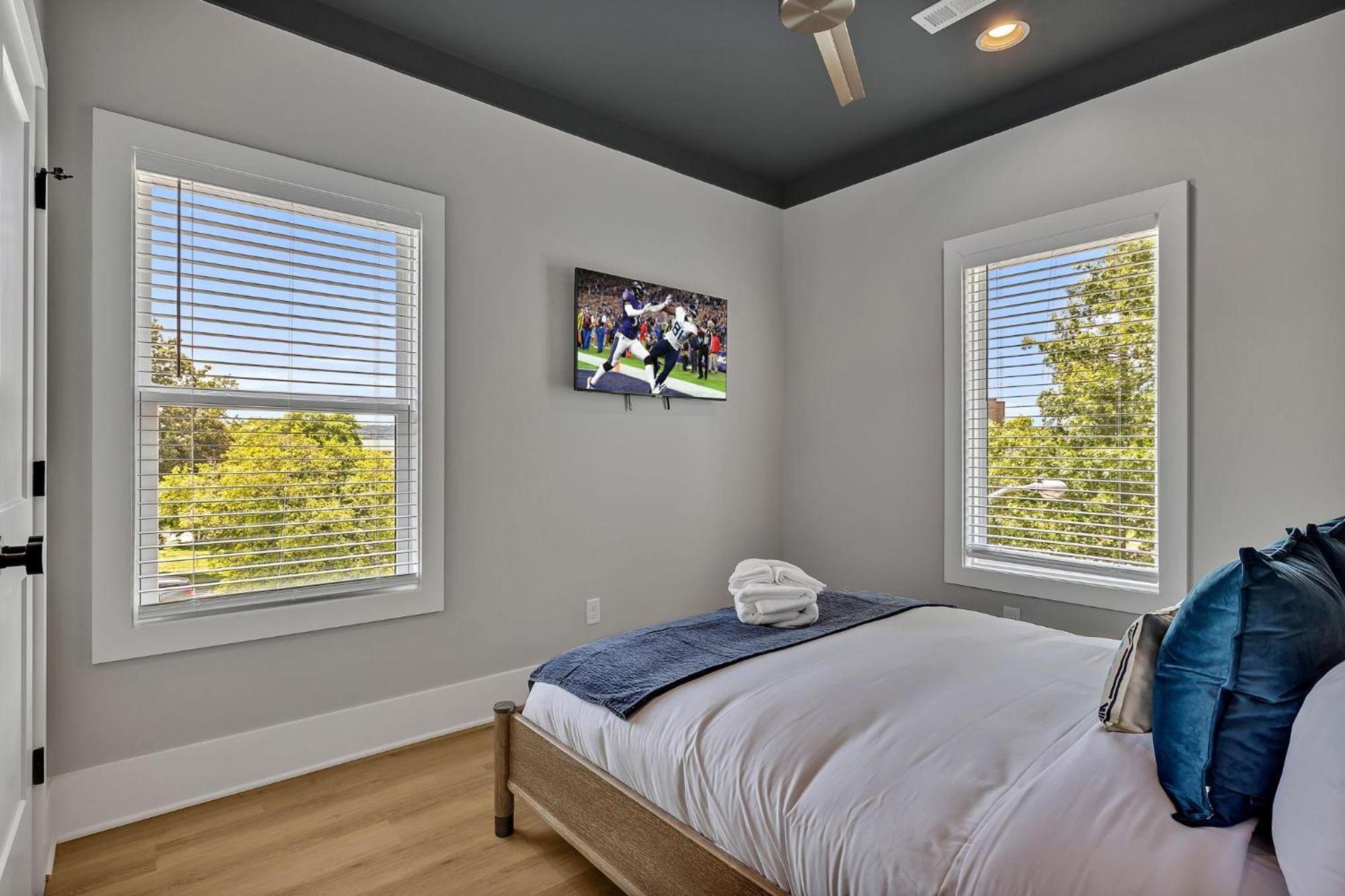 Tenor - Private Rooftop - 8 Mins To Broadway Holiday home *