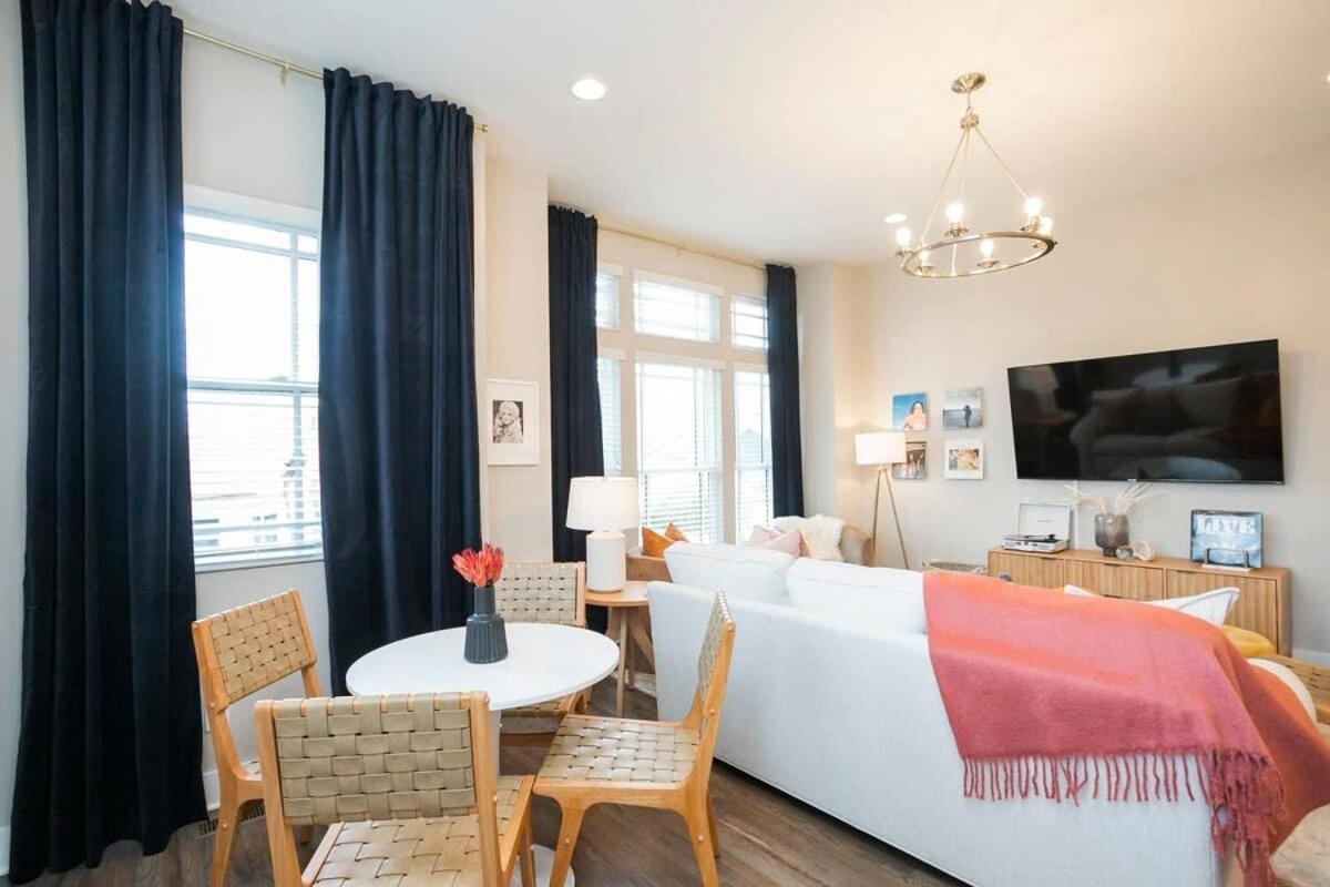 Holiday home Roof Deck Grill Views 2 Miles From Broadway *